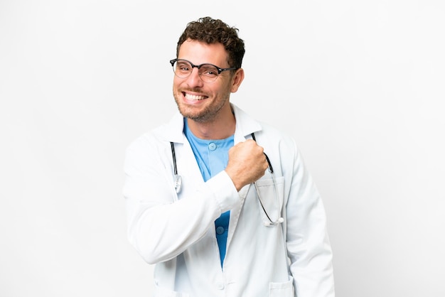 Foto homem médico brasileiro sobre fundo branco isolado, comemorando uma vitória