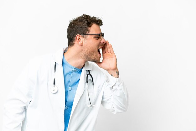 Homem médico brasileiro sobre fundo branco isolado, gritando com a boca aberta para o lado