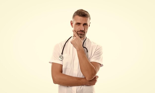 homem médico de família ou enfermeiro com estetoscópio isolado em pandemia de vírus branco