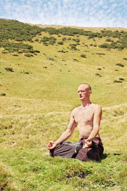 Homem meditando