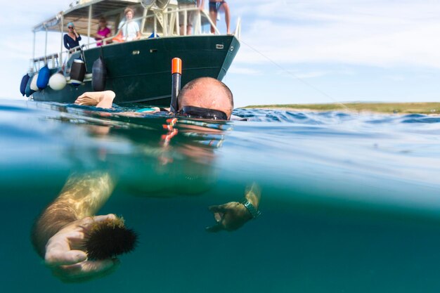 Foto homem mergulhando no mar