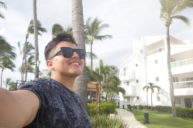 Homem mexicano sorrindo hotel na praia