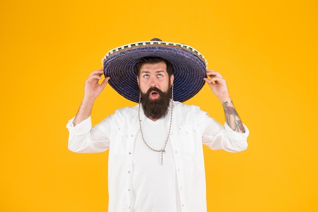 Homem mexicano vestindo sombrero Cara com chapéu de aba larga Conceito étnico Descubra as origens étnicas e geográficas Homem barbudo com chapéu mexicano Origem étnica Ancestral idioma e tradições culturais