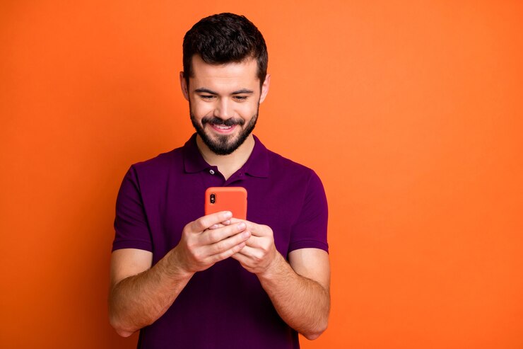 Homem milenar moderno e elegante vestindo roupa casual