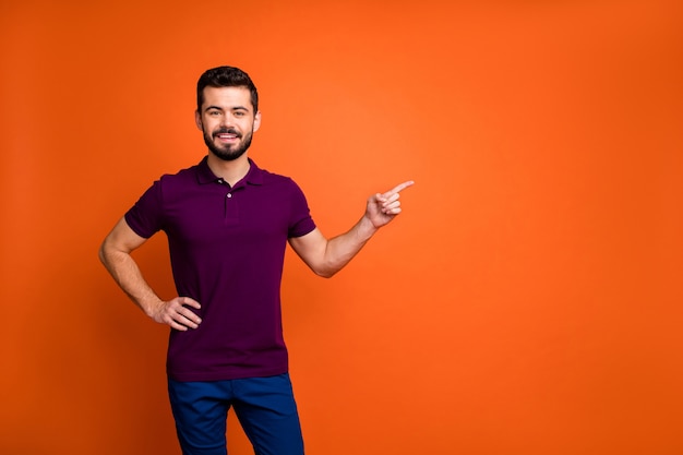 Homem milenar moderno e elegante vestindo roupa casual