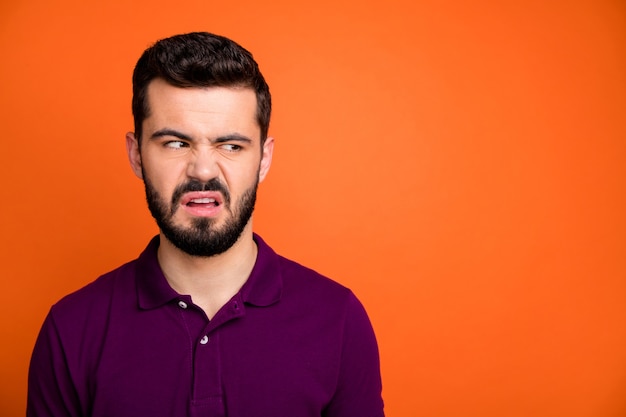 Homem milenar moderno e elegante vestindo roupa casual