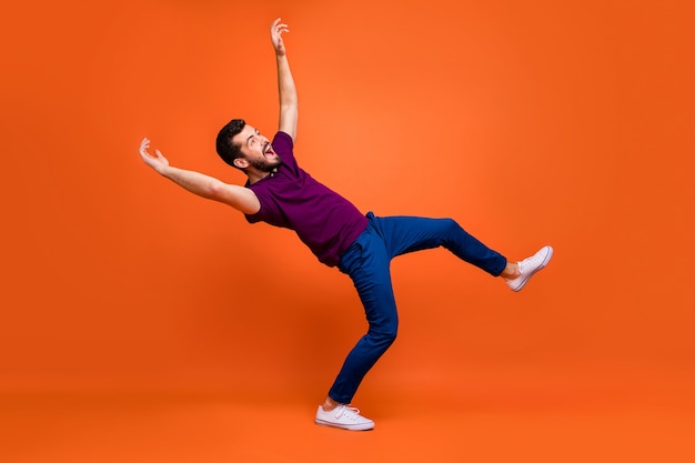 Homem milenar moderno e elegante vestindo roupa casual