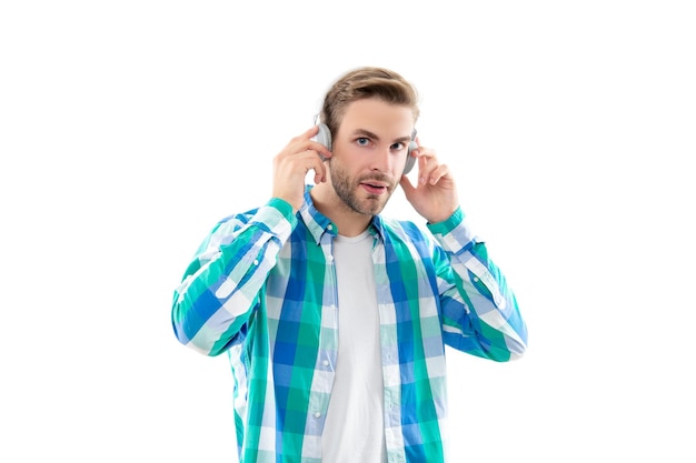 Homem millennial usar fones de ouvido de música e camisa a quadros em estúdio homem millennial ouvindo música