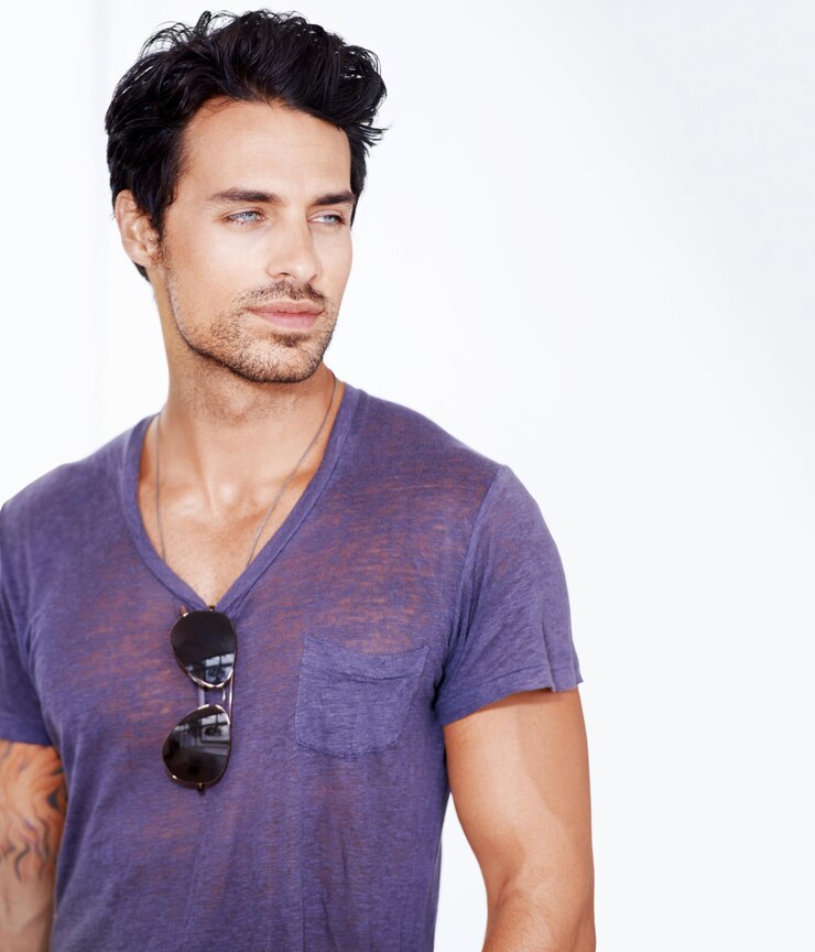 Foto homem moda e sorriso com pensamento em estúdio para moda elegante e confiança em fundo branco pessoa masculina memória e planejamento para oportunidade visão e óculos de sol em camiseta com maquete