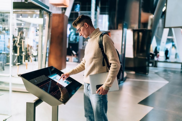 Homem moderno com gadgets usando o painel de informações