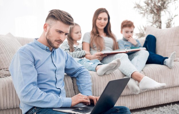 Homem moderno trabalhando no laptop em casa