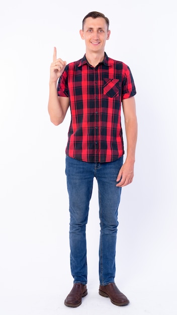 homem moderno vestindo uma camisa xadrez vermelha isolada contra uma parede branca