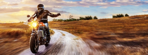 Homem montando motocicleta na estrada contra o céu