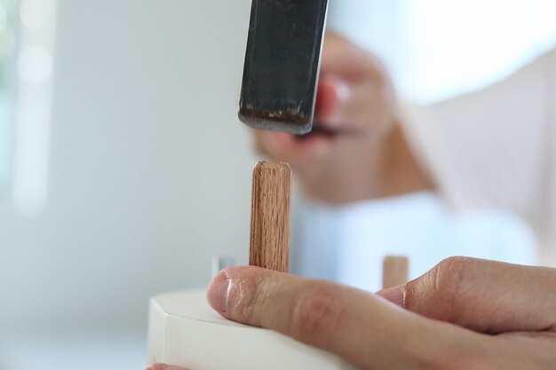 Homem montando móveis em casa