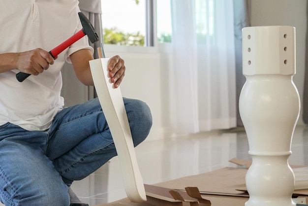 Homem montando móveis em casa