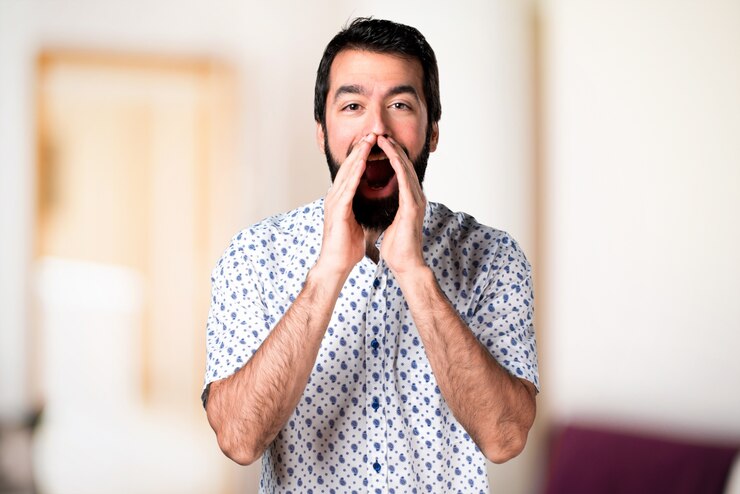 Foto homem moreno bonito com barba gritando