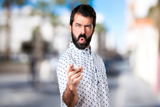 Foto homem moreno bonito com barba gritando