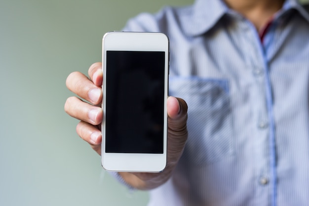 homem mostra seu telefone inteligente