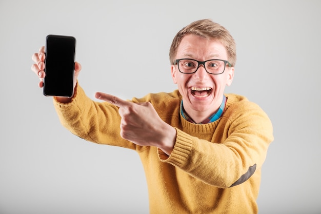 Homem mostrando a tela em branco do seu telefone