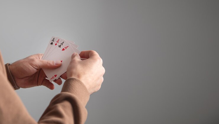 Foto homem mostrando cartas de jogo hobby