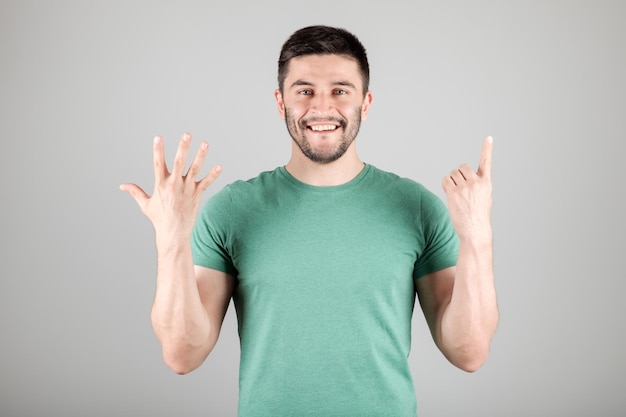 Homem mostrando o número pelos dedos