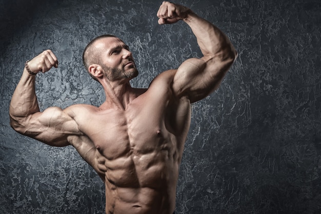 Homem mostrando seus músculos