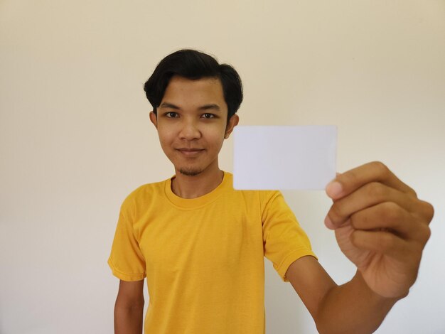 Foto homem mostrando um cartão vazio para se concentrar no cartão