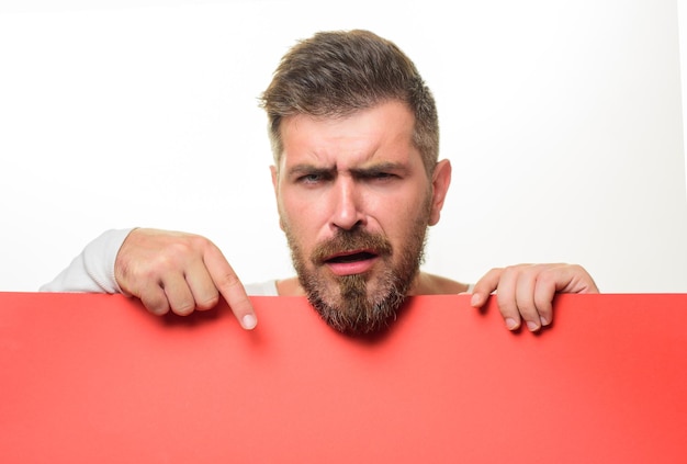 Homem mostrando uma placa em branco com espaço de cópia para anunciar cara atraente segura banner de publicidade