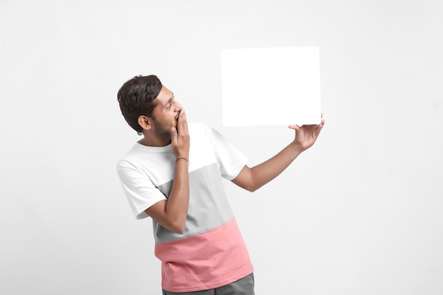 Foto homem mostrando uma tabuleta em branco