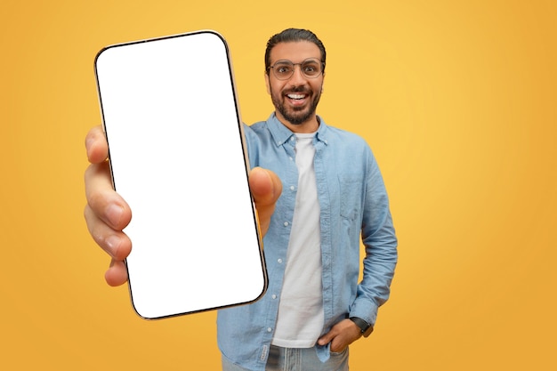 Homem mostrando uma tela de smartphone em branco