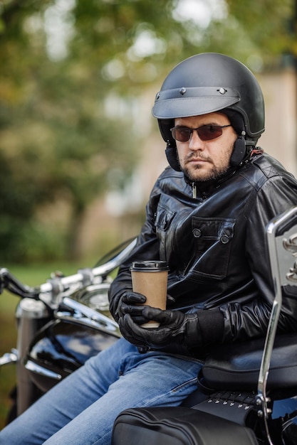 Foto homem motociclista com moto