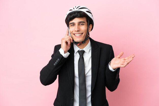 homem motociclista sobre fundo rosa isolado