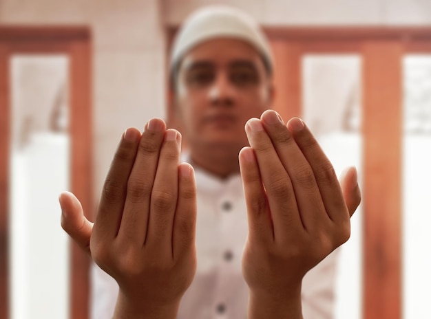 Homem muçulmano a rezar