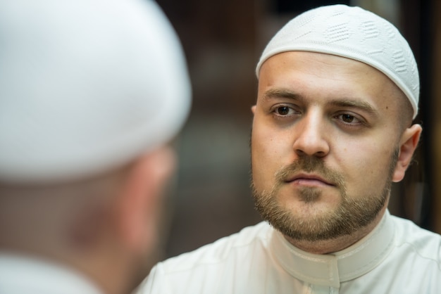 Homem muçulmano, aproveitando sua visita a Mesquita Sagrada