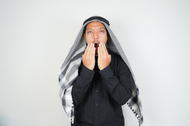 homem muçulmano asiático cobrindo a boca com a mão ou mau hálito usando turbante árabe sorban isolado