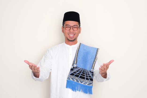 Homem muçulmano asiático sorrindo feliz com os braços abertos
