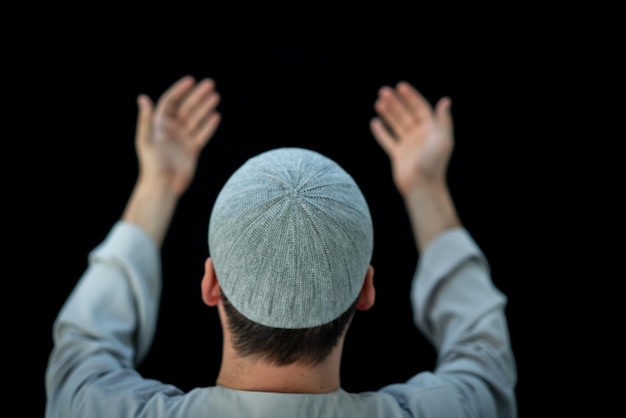 Homem muçulmano de pé e rezando na frente da kaaba em meca ksa