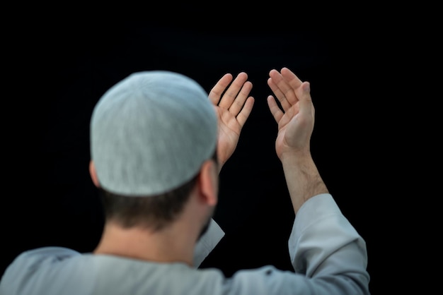 Foto homem muçulmano em pé e orando na frente da kaaba em meca ksa