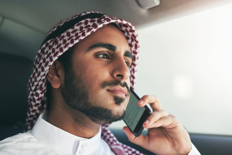 Foto homem muçulmano negócios e telefonema em transporte para viagem viagem e deslocar-se no carro islam táxi e passageiro falando no móvel para trabalho negócio comunicação e ouvir contato em dubai