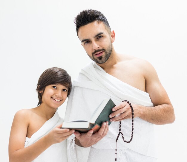 Homem muçulmano posando como pronto para o hajj visitar kaaba em meca