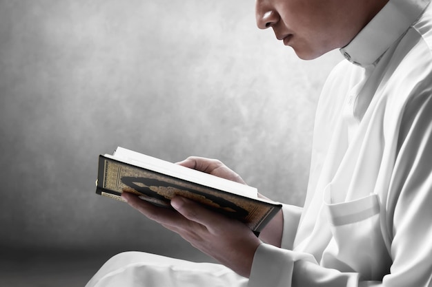 Homem muçulmano religioso lendo o sagrado Alcorão