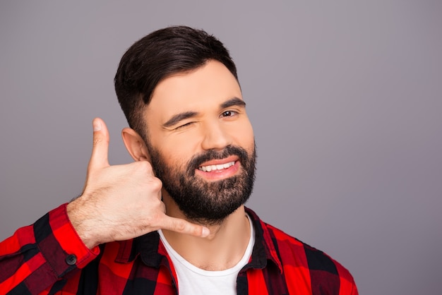 Homem muito feliz pedindo para ligar para ele e piscando