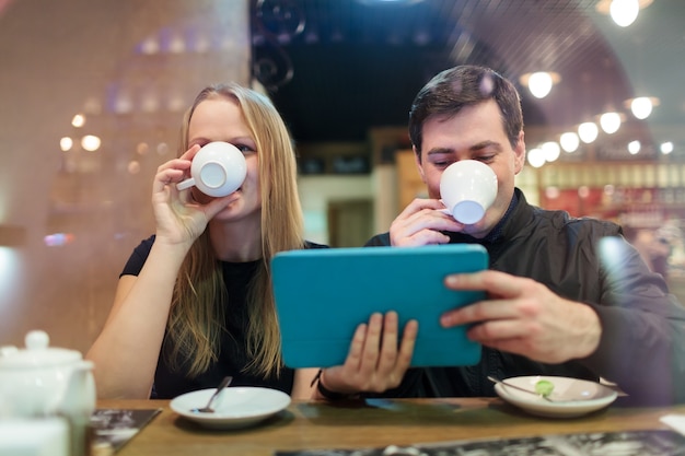 Homem mulher, café bebendo