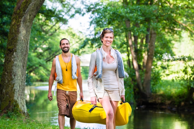 Homem mulher, carregar, canoa, para, floresta, rio