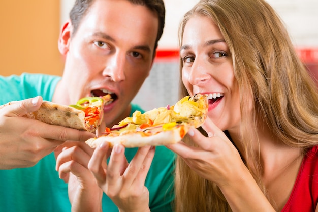 Homem mulher, comendo pizza