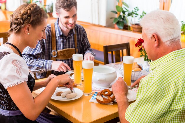 Homem mulher, comer, em, bavarian, restaurante