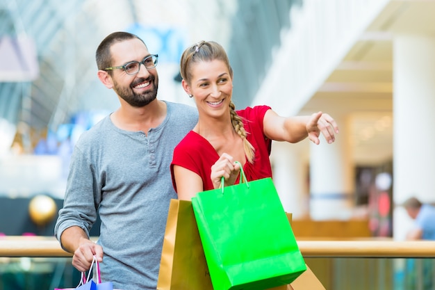 Homem mulher, em, shopping, com, sacolas