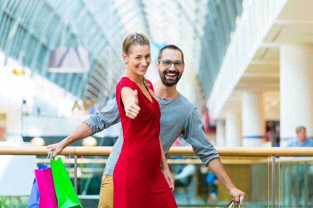 Homem mulher, em, shopping, com, sacolas