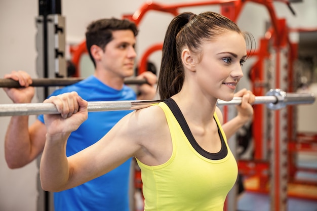 Homem mulher, levantamento, barbells, junto, em, a, ginásio