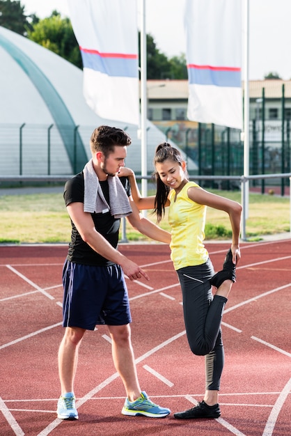 Homem mulher, ligado, concreto cinza, pista, de, arena esportiva, esticar, exercis